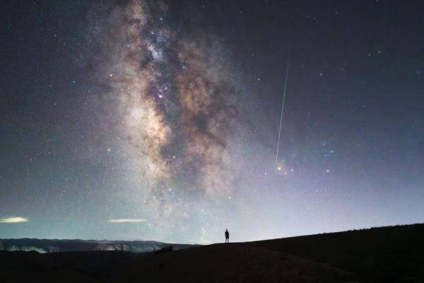 看!英仙座流星雨绝美瞬间 看!英仙座流星雨绝美瞬间