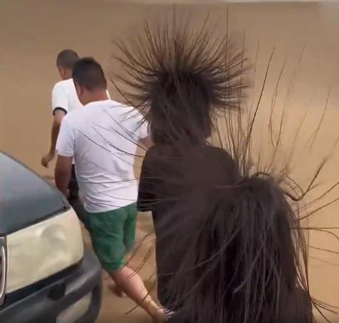 游客进沙漠头发突然竖起，迅速撤离！专家称：不能跑！