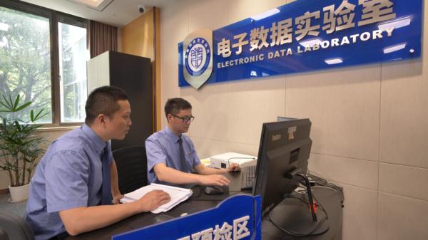 追星女孩一个举动,妈妈卡里的45万被转走了…… 追星女孩一个举动,妈妈卡里的45万被转走了……