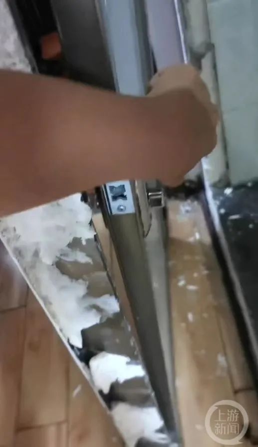 酒店浴室打不开,女游客踹门10分钟脱困,酒店:她自己反锁的 酒店浴室打不开,女游客踹门10分钟脱困,酒店:她自己反锁的