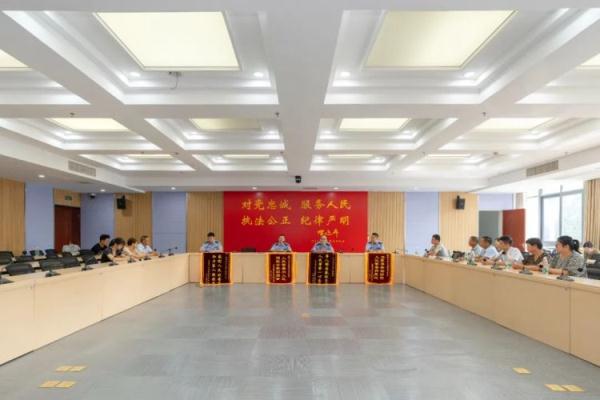 “一个模子刻出来的！”跨越58年的拥抱