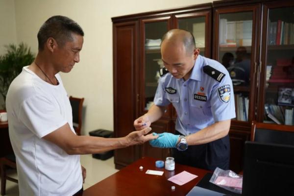 “一个模子刻出来的！”跨越58年的拥抱