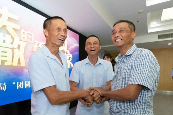 “一个模子刻出来的！”跨越58年的拥抱