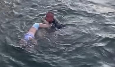 小学德育主任毫不犹豫跳水救人，网友：这是最了不起的德育课！