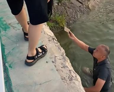 小学德育主任毫不犹豫跳水救人，网友：这是最了不起的德育课！