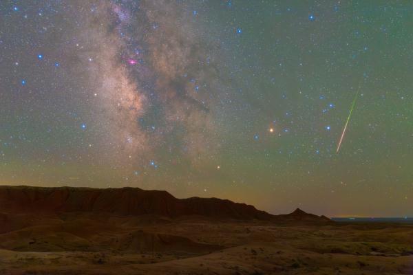 看!英仙座流星雨绝美瞬间 看!英仙座流星雨绝美瞬间