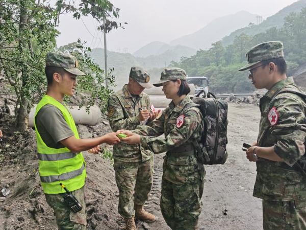 护士长周武红：翻山越岭，徒步巡诊在救灾一线
