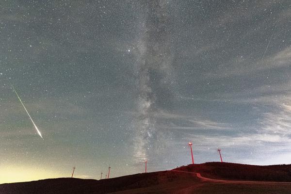 看!英仙座流星雨绝美瞬间 看!英仙座流星雨绝美瞬间