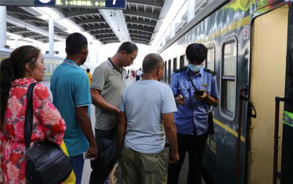 z180次列车乘务组再出发