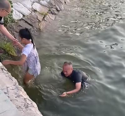 小学德育主任毫不犹豫跳水救人，网友：这是最了不起的德育课！