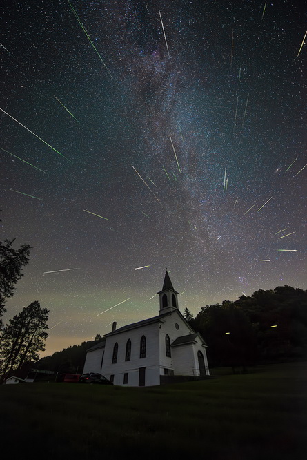 看!英仙座流星雨绝美瞬间 看!英仙座流星雨绝美瞬间