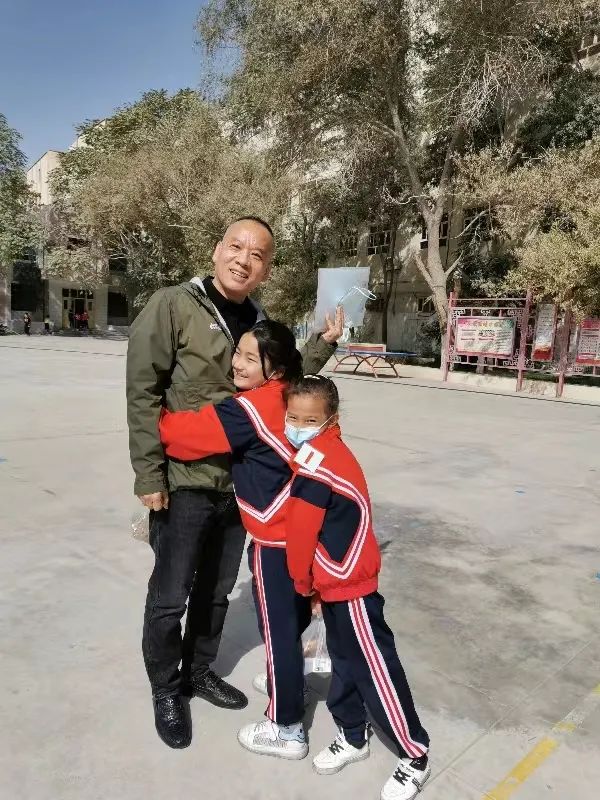 小学德育主任毫不犹豫跳水救人，网友：这是最了不起的德育课！