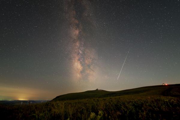 看!英仙座流星雨绝美瞬间 看!英仙座流星雨绝美瞬间