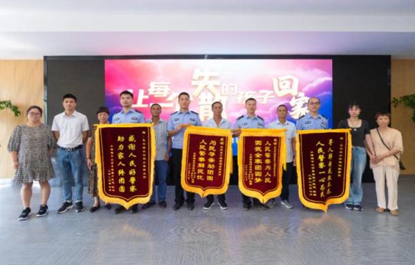 “一个模子刻出来的！”跨越58年的拥抱