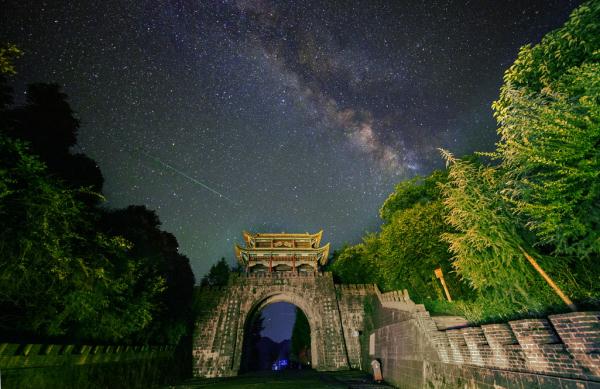 看!英仙座流星雨绝美瞬间 看!英仙座流星雨绝美瞬间