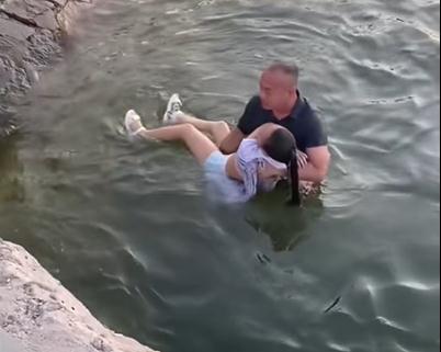 小学德育主任毫不犹豫跳水救人，网友：这是最了不起的德育课！