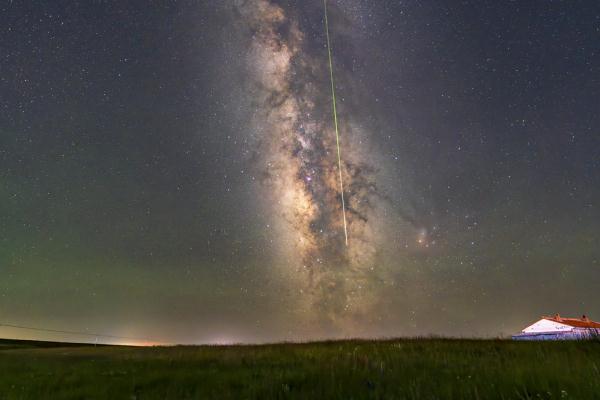 看!英仙座流星雨绝美瞬间 看!英仙座流星雨绝美瞬间