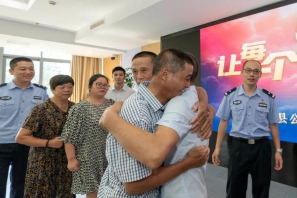 “一个模子刻出来的！”跨越58年的拥抱