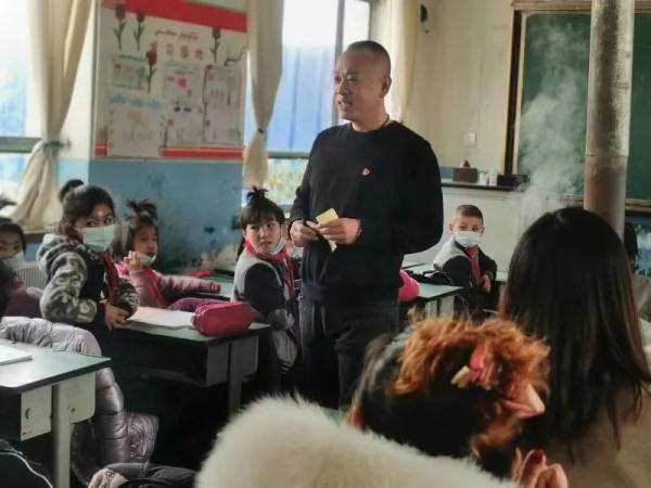 小学德育主任毫不犹豫跳水救人，网友：这是最了不起的德育课！