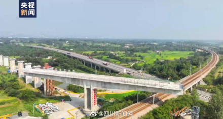 沪渝蓉高铁跨浩吉铁路特大桥成功转体