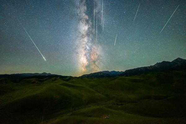 看!英仙座流星雨绝美瞬间 看!英仙座流星雨绝美瞬间