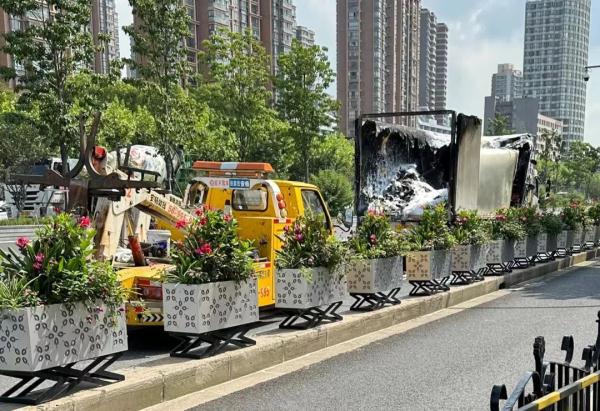 突发！黑烟滚滚，上海静安一车辆燃起大火！消防通报