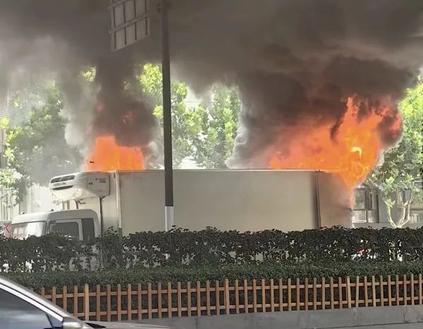 突发！黑烟滚滚，上海静安一车辆燃起大火！消防通报