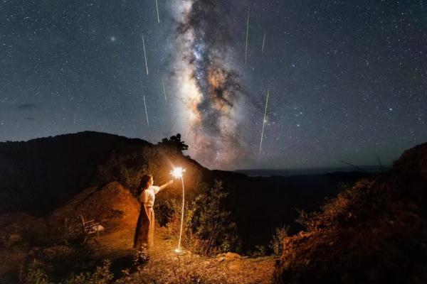 看!英仙座流星雨绝美瞬间 看!英仙座流星雨绝美瞬间