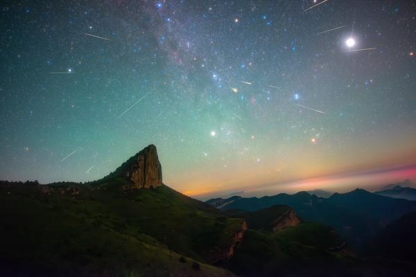 看!英仙座流星雨绝美瞬间 看!英仙座流星雨绝美瞬间