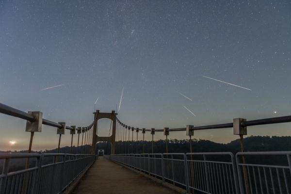 看!英仙座流星雨绝美瞬间 看!英仙座流星雨绝美瞬间