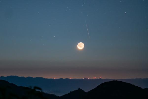 看!英仙座流星雨绝美瞬间 看!英仙座流星雨绝美瞬间