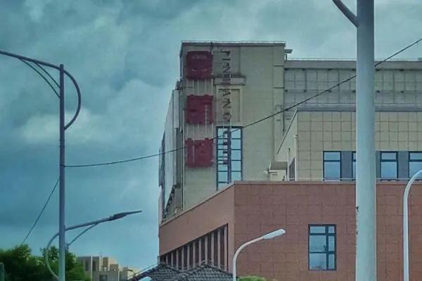 上海阿姨足浴店泡脚花10万，还欠17万？按摩师：我想认你做妈妈