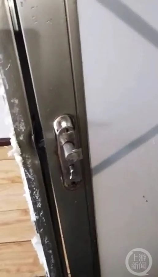 酒店浴室打不开,女游客踹门10分钟脱困,酒店:她自己反锁的 酒店浴室打不开,女游客踹门10分钟脱困,酒店:她自己反锁的