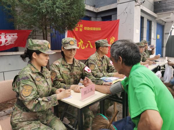 护士长周武红：翻山越岭，徒步巡诊在救灾一线