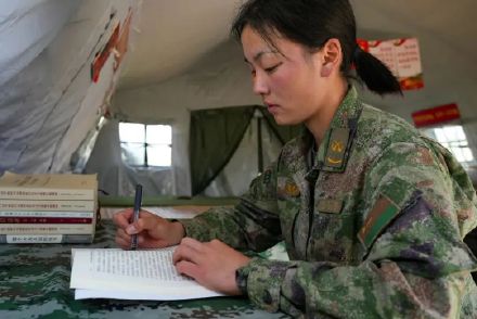 这个女兵，体能“特三级”，还考上了国防科大