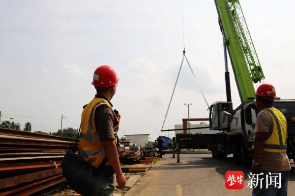 高温下铁路工人的坚守：高温沿线收废钢，确保安全交通顺畅