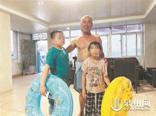 海浪冲走小兄妹 阿伯游百米救回