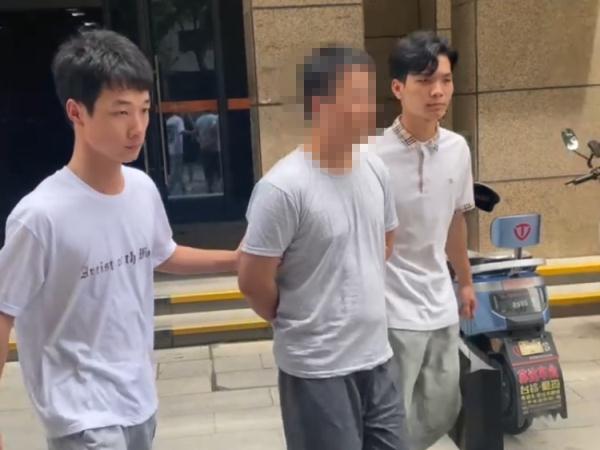 离谱!已婚男子同时交往4名女友,随身携带豪车钥匙,骗来100多万挥霍一空 离谱!已婚男子同时交往4名女友,随身携带豪车钥匙,骗来100多万挥霍一空