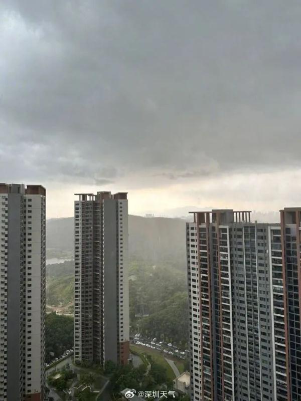 一秒天黑!暴雨+8级大风!深圳天气要变…… 一秒天黑!暴雨+8级大风!深圳天气要变……