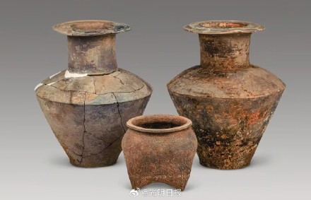 山西三座春秋墓葬出土大量青铜器物