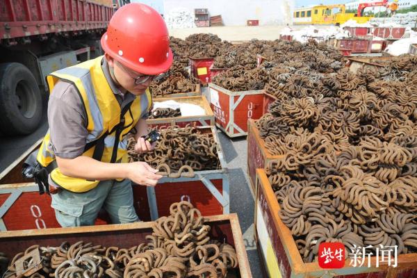 高温下铁路工人的坚守：高温沿线收废钢，确保安全交通顺畅