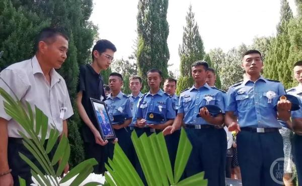 抗洪英雄周昆训在家乡烈士陵园长眠