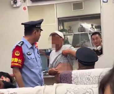 母亲带病儿买三张票被无座男子骂哭，乘警灵魂怒怼太痛快了！