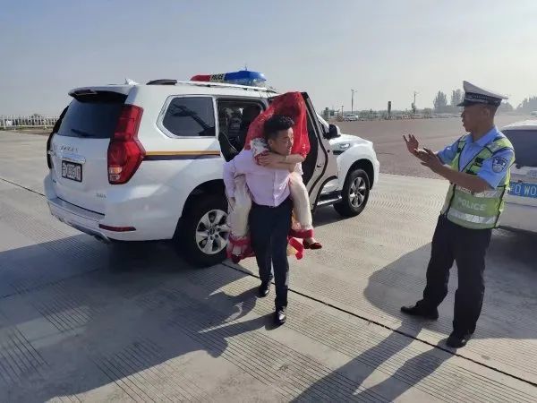 一对新人,结婚当天坐上了警车! 一对新人,结婚当天坐上了警车!