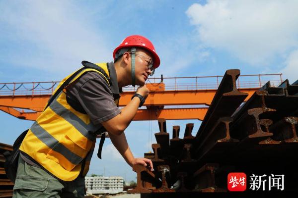 高温下铁路工人的坚守：高温沿线收废钢，确保安全交通顺畅