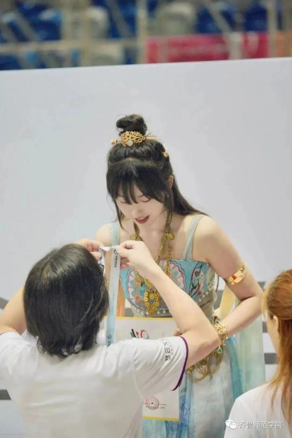 夺冠！当19岁“敦煌仙女”在轮滑锦标赛“飞天”