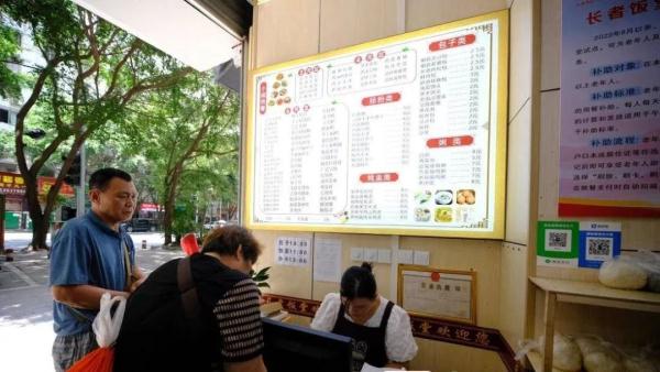 一荤两素10元内解决！广西多地长者饭堂获不少年轻人青睐