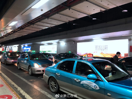 注意!明起,杭州市区出租车将收取1元燃油附加费 注意!明起,杭州市区出租车将收取1元燃油附加费