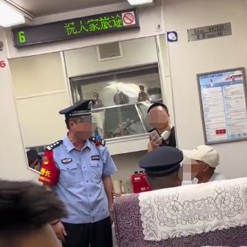 母亲带病儿买三张票被无座男子骂哭，乘警灵魂怒怼太痛快了！