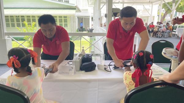 中国第18期援圭亚那医疗队为圭福利院儿童体检 中国第18期援圭亚那医疗队为圭福利院儿童体检